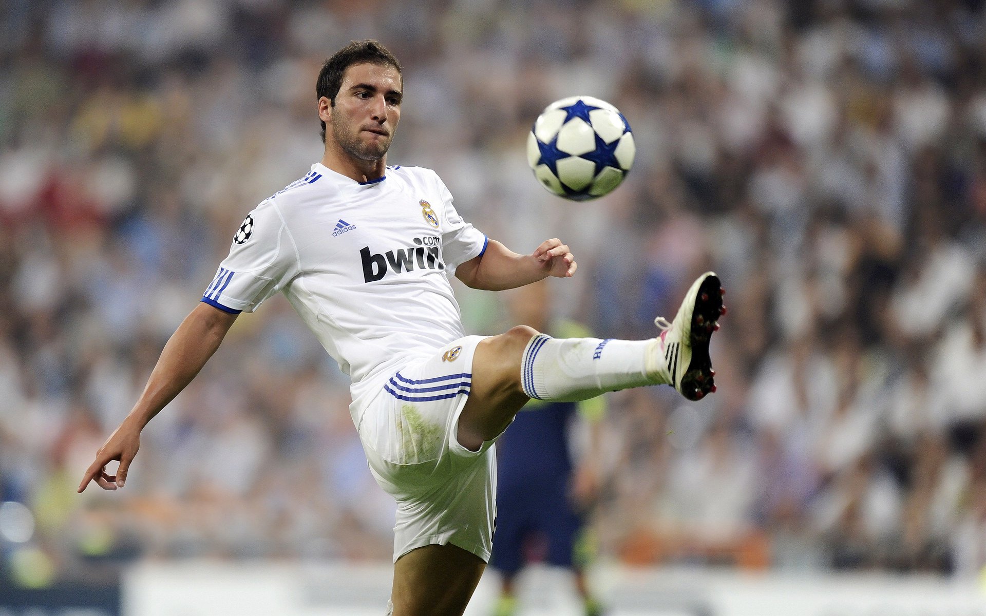 意大利足球俱乐部推出新赛季主场球衣设计，2021意大利主场球衣套装