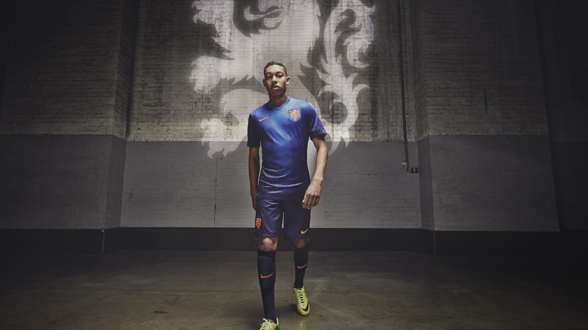 法国足球联赛中场激战，场上火药味十足，法国队中场